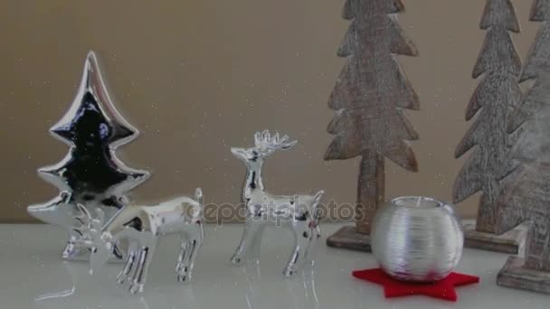 Decoración de Navidad con Ciervos de Juguete, Fuegos, Vela Decorativa y Nieve — Vídeos de Stock