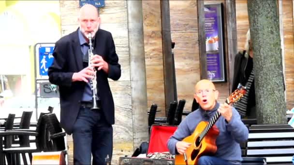 Oidentifierade gitarrist och flöjtisten utföra judiska och israeliska musik i en av de gamla gatorna i centrum på vårdag i Baden-Baden, Tyskland — Stockvideo