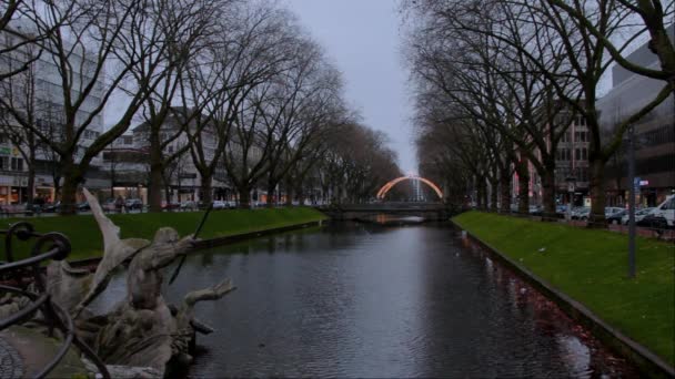 Koenigsallee or King 's Avenue in Dusseldorf in Winter — стоковое видео