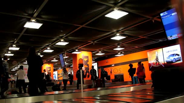 Passagers dans la salle de récupération des bagages de l'aéroport international de Düsseldorf. Allemagne — Video