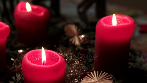 Instalação de Natal com velas decorativas em chamas vermelhas e grinalda de abetos na mesa — Vídeo de Stock