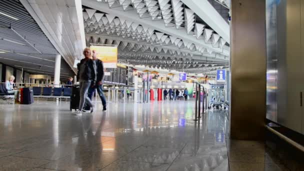Passageiros em um dos corredores do Aeroporto Internacional de Frankfurt. Terminal c — Vídeo de Stock