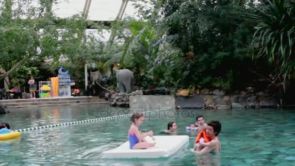 Travelers in the Well-Equipped Central Park Pool. Erperheide, Belgium — Stock Video