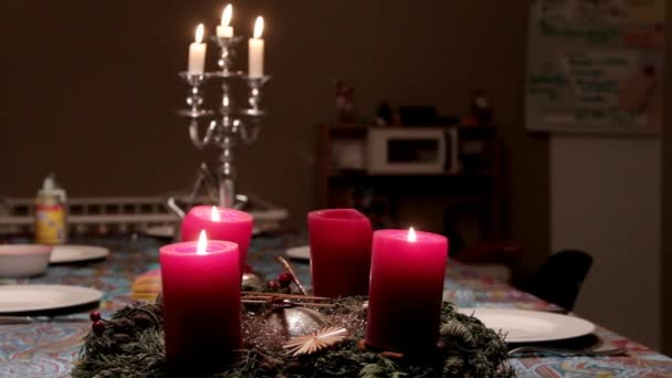 Decaração de Natal com um castiçal de prata e velas decorativas vermelhas em uma mesa de férias — Vídeo de Stock