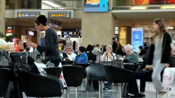 Пассажиры международного аэропорта Бен-Гурион, терминала 3, зала вылета и зоны, свободной от пошлин — стоковое видео