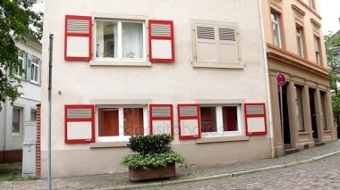 Baden-Baden Merkezi eski Street kırmızı panjurlar ile orijinal bina