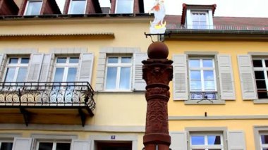 Eski açık lavabo ve bir Baden-Baden su kabına dekore edilmiş