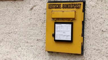 Evin taş duvardaki sarı Alman posta kutusu küme. Baden-Baden. Almanya