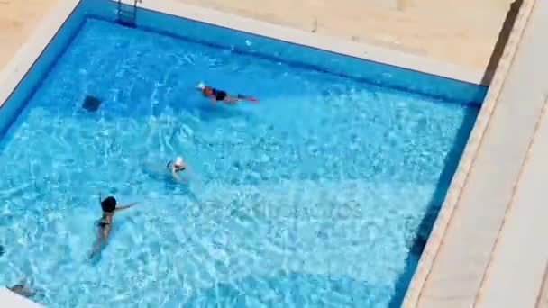 Zwembad op het strand — Stockvideo