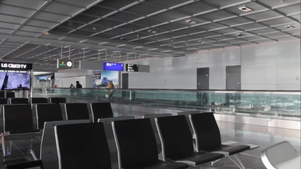 Cestující v jednom z čekárny mezinárodní letiště — Stock video