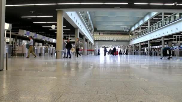 Passagiers in één van de zalen van de internationale luchthaven van Frankfurt. Terminal c. — Stockvideo