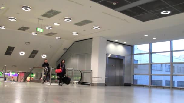 Passagiere in einer der Hallen des Frankfurter Flughafens — Stockvideo