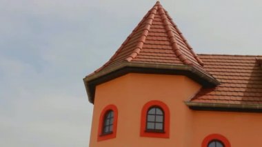 Alışveriş için Fransız Ortaçağ tarzında inşa edilmiş binaların mimari