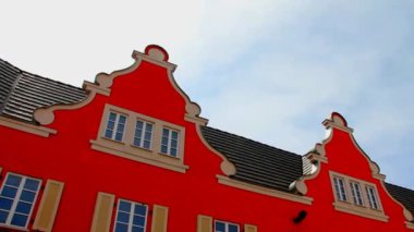 Alışveriş için Fransız Ortaçağ tarzında inşa edilmiş binaların mimari