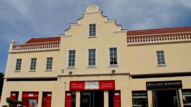 Alışveriş için Fransız Ortaçağ tarzında inşa edilmiş binaların mimari