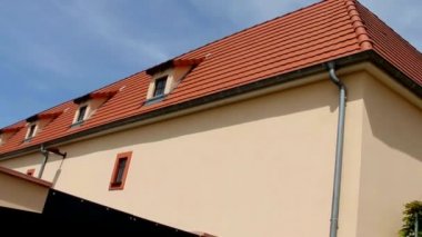 Alışveriş için Fransız Ortaçağ tarzında inşa edilmiş binaların mimari