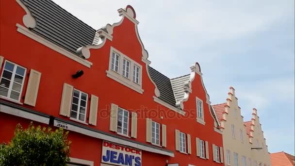 Arquitectura de edificios construidos en el estilo medieval francés para tiendas — Vídeos de Stock