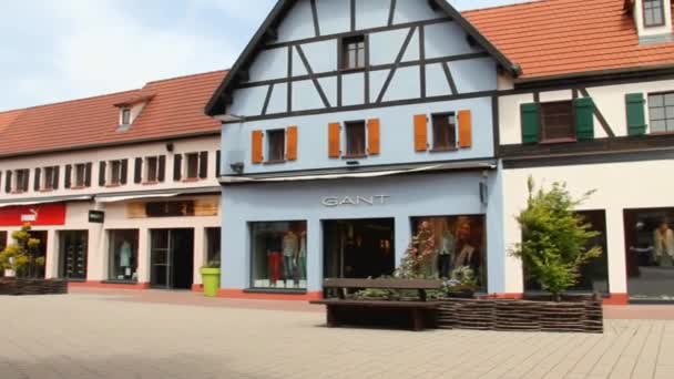 Architectuur van de gebouwen gebouwd in de stijl van de Franse middeleeuwse voor winkels — Stockvideo