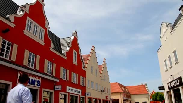 Архитектура зданий, построенных во французском средневековом стиле для торговых точек — стоковое видео