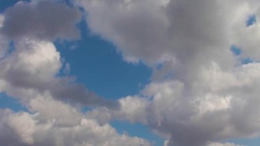 Seyirci uzakta masmavi gökyüzünde güzel beyaz bulutlar Float