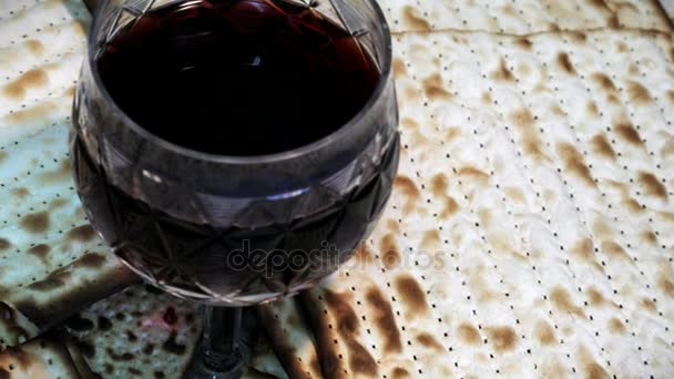 Пасхальное вино и Мацо, еврейский пасхальный хлеб. Макро вид сверху — стоковое видео