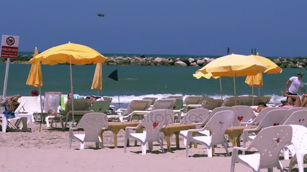 Відпочиваючі на Центральний пляж Тель Авів на вулиці Яркон — стокове відео