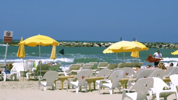 Férias na Praia Central de Tel Aviv na Rua Yarkon — Vídeo de Stock