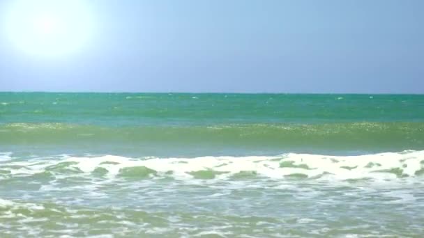 Creste bianche di onde che si schiantano contro una spiaggia di sabbia piatta — Video Stock