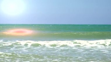 Güzel dalgalar çökmesini karşı düz bir Sandy Beach