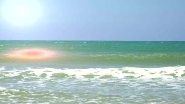 Güzel dalgalar çökmesini karşı düz bir Sandy Beach — Stok video