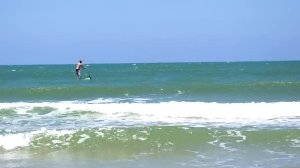 海でパドル ボード男 Paddleboarding 立ち上がる — ストック動画