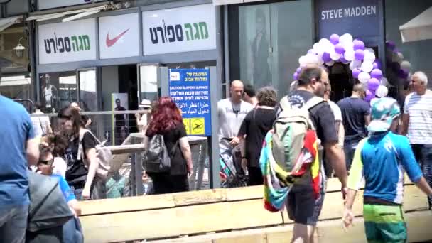 Puluhan Pengunjung di Promenade di Pelabuhan Old Tel Aviv . — Stok Video