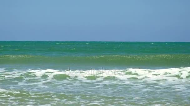 Белые гребни волн на фоне плоского песчаного пляжа — стоковое видео