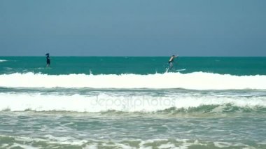 Genç kadın ve erkek Paddleboarding dalgalar deniz, spor