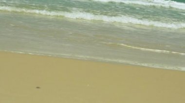 Akdeniz. Sandy Beach üzerinde küçük dalgalar