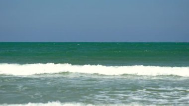 Yavaş çekimde bir düz Sandy Beach karşı çökmesini dalgalar