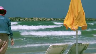 Anne ve kızı, Merkezi Beach, Tel Aviv Yarkon Caddesi üzerinde