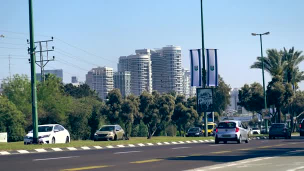 Εισάγετε Namir - ένας από τους κύριους δρόμους του Τελ Αβίβ, κοντά στον αυτοκινητόδρομο στη Χάιφα. Ισραήλ — Αρχείο Βίντεο