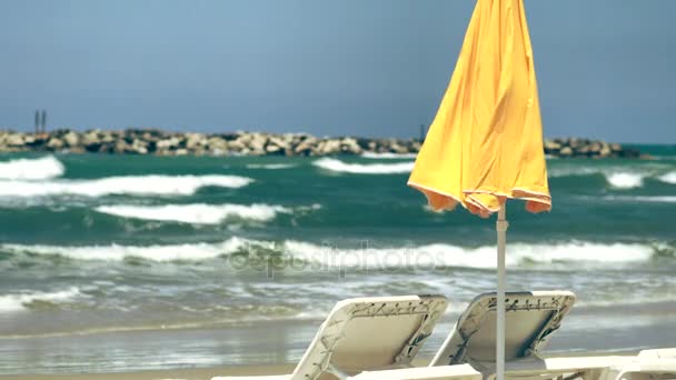 黄色的太阳伞和在海滩上的日光浴浴床 — 图库视频影像