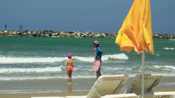 Máma a dcera na centrální pláži Tel Avivu na ulici Jarkon — Stock video