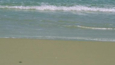 Küçük dalgalar bir Sandy Beach, Akdeniz