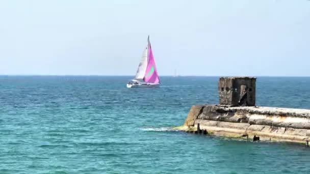 Vacker utsikt över Yacht segling i öppna havet nära gamla hamnen — Stockvideo