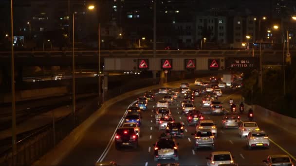 Atasco de tráfico en la autopista Ayalon de alta velocidad por la noche — Vídeo de stock