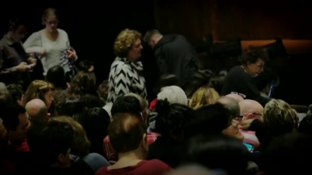 Los espectadores se sientan en el teatro — Vídeo de stock