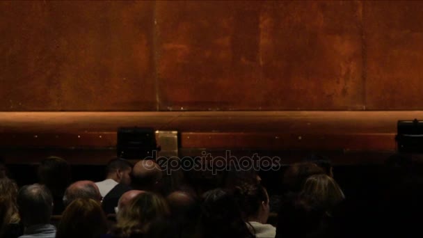 Zuschauer während der Aufführungspause in einem der Theater von tel aviv — Stockvideo
