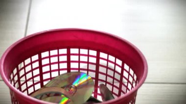 Kırmızı Çöp Kutusu'na düşen DVD ya da cd diskler
