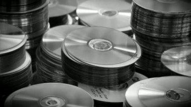 Siyah ve beyaz Video kompakt Dvd veya cd diskler kazık masada duran