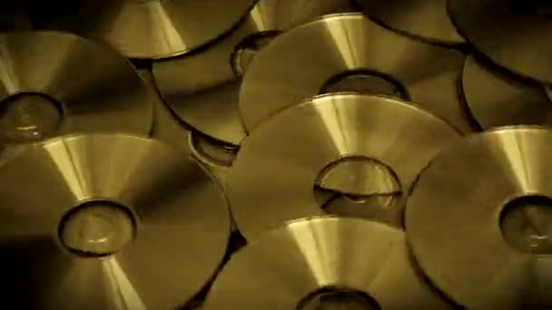 Rotation der goldenen CD oder DVD-Disks — Stockvideo