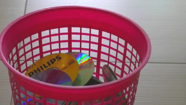 赤いゴミ箱にディスク光学 Dvd または cd の落下します。時間の経過 — ストック動画
