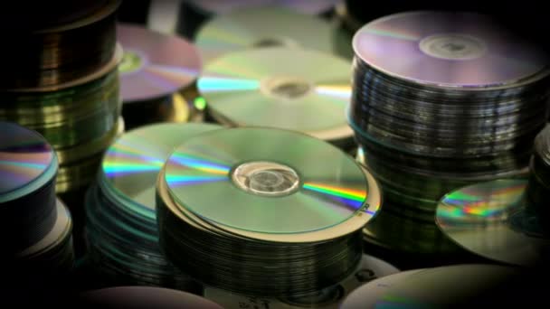 DVD eller cd skivor pålar som står på bordet — Stockvideo